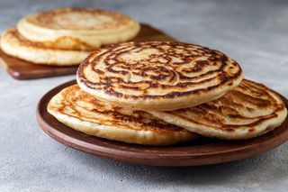 Keto chlebek z patelni. Przepis na domowe pieczywo w 15 minut