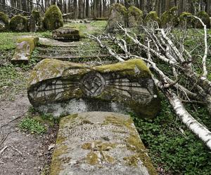   Pseudomegalityczny cmentarz Dohnów na Mazurach [GALERIA]