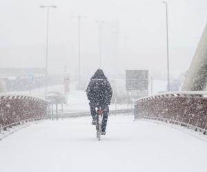 Śnieżyce w Polsce 2022 - kiedy i gdzie najgorzej? Taka pogoda paraliżuje ulice!