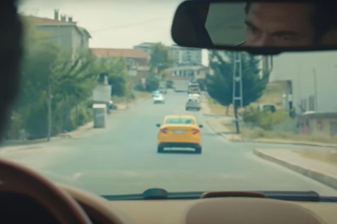 Yaman śledzi taksówkę, którą jedzie Nana