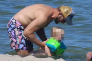 Borys Szyc z rodziną nad Bałtykiem