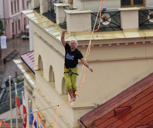   Urban Highline Festival 2023 w Lublinie. Slacklinerzy robią cuda na linach!