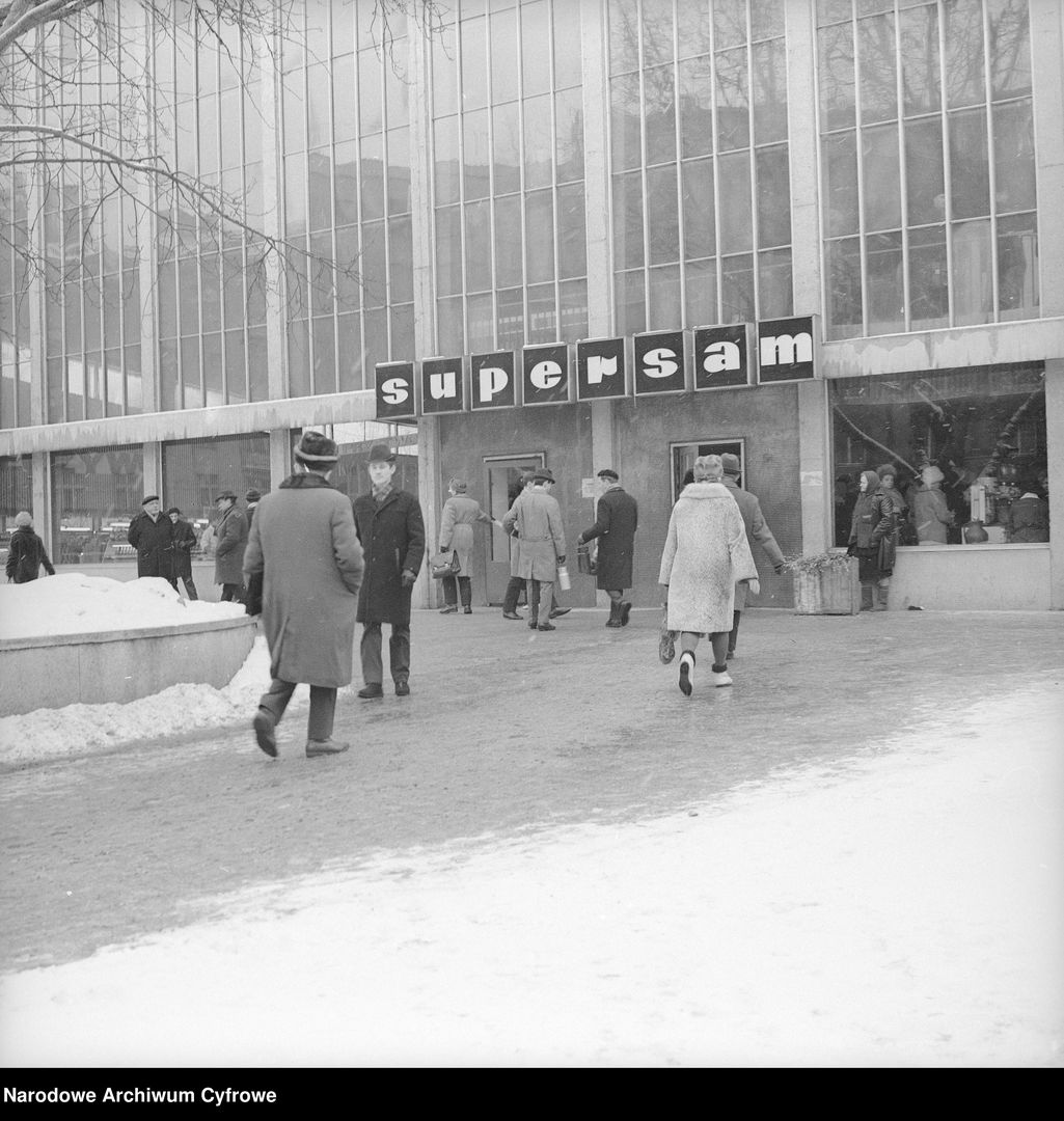 Przechodnie przy sklepie "Supersam" na ul. Puławskiej