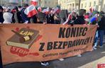Kupcy z Marywilskiej 44 protestują pod Ratuszem. Walczą z podwyżką czynszu w centrum handlowym