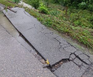 Zalane ulice i posesje. Trudna noc w gminie Goleszów w powiecie cieszyńskim