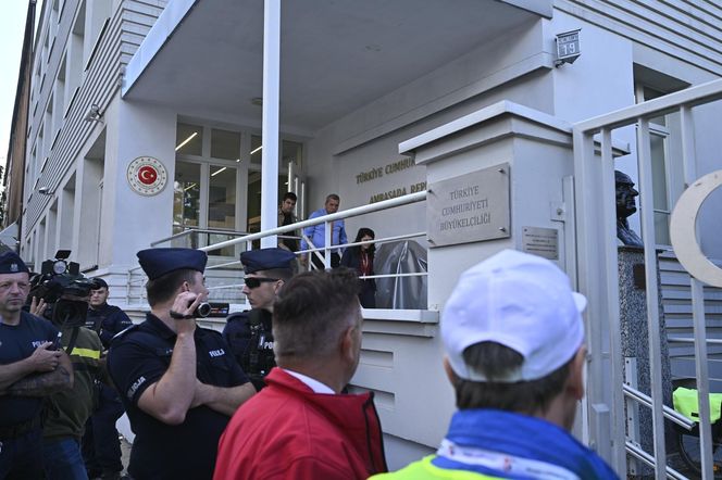 Protest pracowników pod ambasadą Turcji