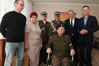 Wojskowa orkiestra zagrała pod balkonem w środku osiedla. Tak setne urodziny świętował pan Stanisław, żołnierz AK