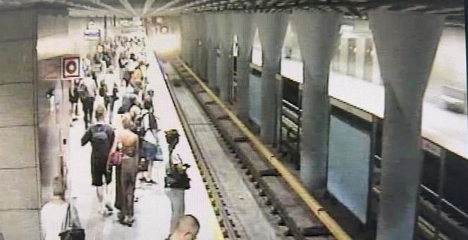 Próbował wepchnąć kobietę pod pociąg metra. Szokujące sceny w Warszawie