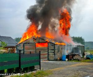 Pożar blaszanego warsztatu w Bojszowach Nowych. W środku były butle z gazem 