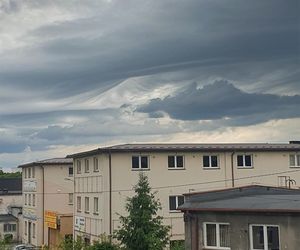 Chmury typu asperitas nad Jaworznem. Widok jak z apokaliptycznego filmu 