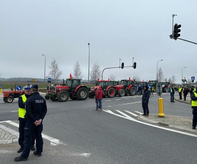 Protest rolników 20 marca. Blokada dróg m.in. w Dywitach i Olsztynku. Policja pilnuje bezpieczeństwa [ZDJĘCIA]