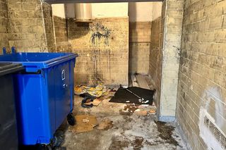 Zwłoki w zsypie na śmieci na Bemowie. Niejasna przyczyna śmierci 