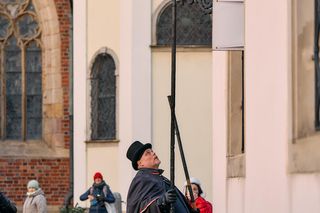 Wrocławski latarnik zapala 99 lamp gazowych