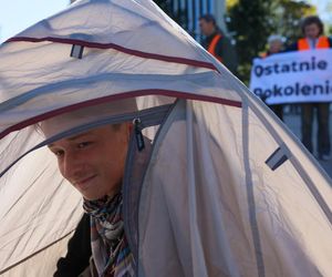 Ostatnie Pokolenie rozbiło namioty przed Sejmem. Domagają się prac nad ustawą o transporcie publicznym