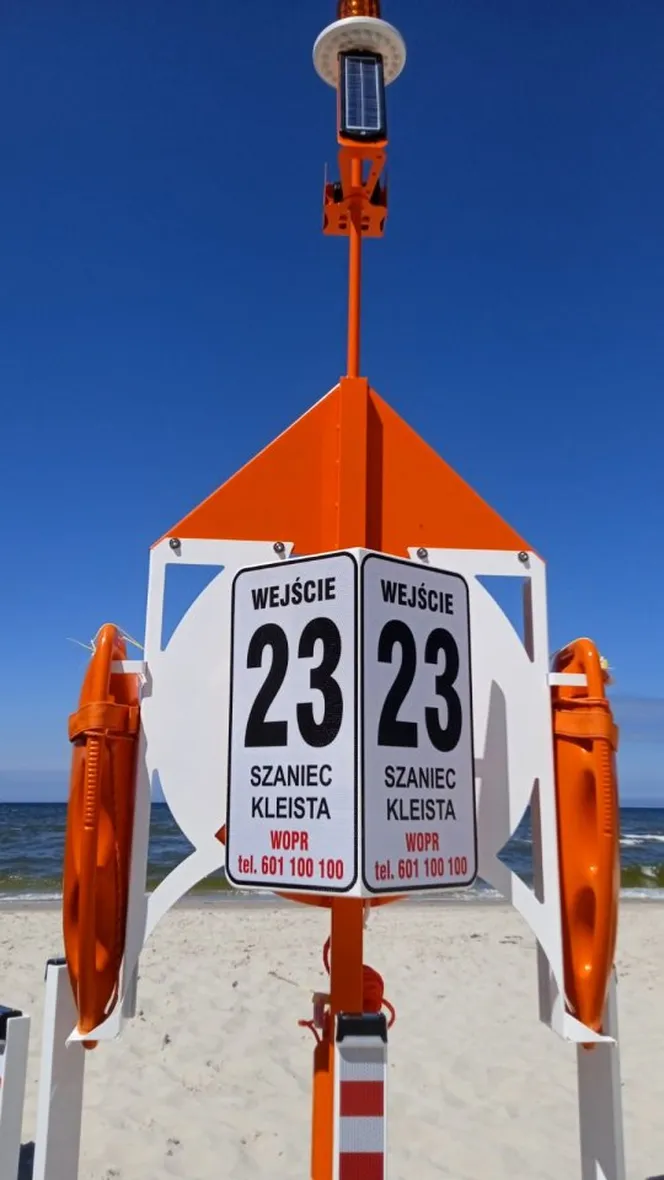 Ratujący życie sprzęt na plaży w Kołobrzegu.  Każdy może pomóc tonącemu