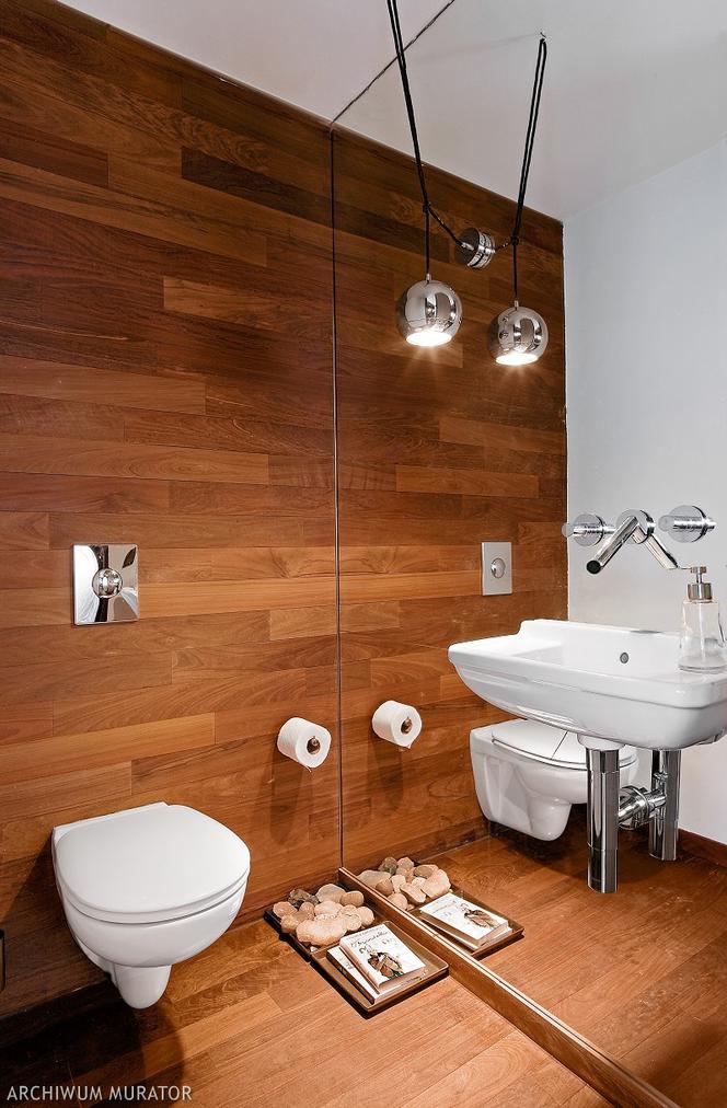 Wilkoformatowe lustro i drewno na ścianie w łazience