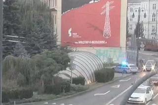 Wyrywali słupek drogowy w centrum Bydgoszczy. Wszystko pod okiem kamer miejskich! [ZDJĘCIA]