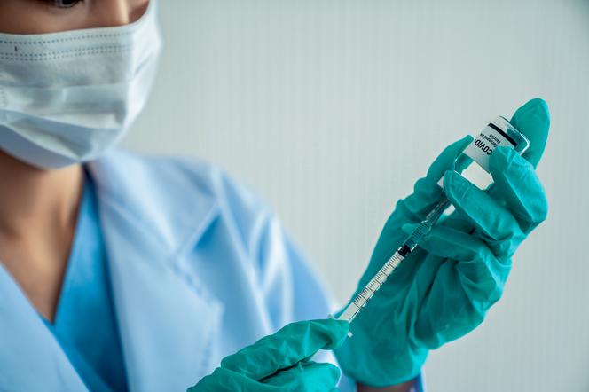 zbliżenie na strzykawkę i preparat do szczepienia przeciwko COVID-19