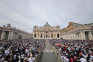 Leon XIV podczas modlitwy Regina Caeli zaapelował o modlitwę o powołania i odwagę dla młodych ludzi