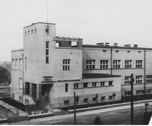 Tak wyglądały bydgoskie szkoły ponad 100 lat temu. Na archiwalnych zdjęciach widać uczniów uczących się pisać na maszynach, szkolne gabinety lekarskie