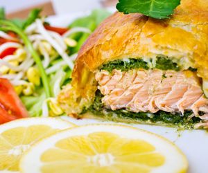 Łosoś ze szpinakiem w cieście francuskim – wykwintne danie idealne na specjalne okazje!