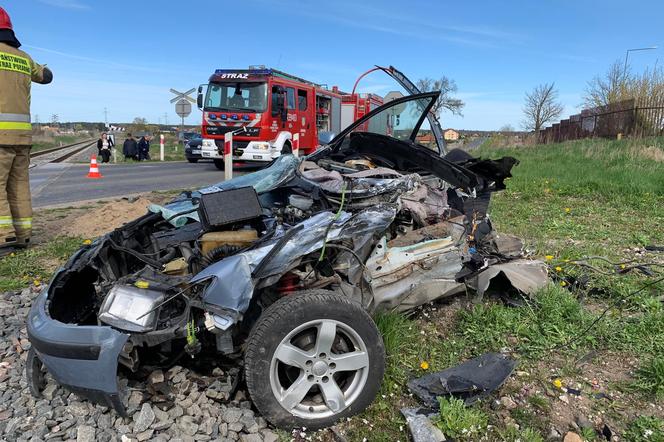 Nowa Wieś Ełcka. Koszmarny wypadek na przejeździe kolejowym. Nie żyje kierowca [FOTO]