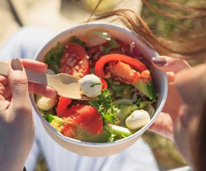 Sałatki do pracy - przepisy na sycące i pożywne sałatki do pudełka,  idealne na lunch