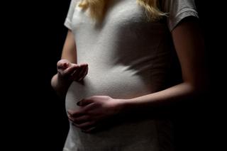 Przez pięć lat gwałcił ją ojczym, teraz 11-latka jest w ciąży. Lekarze odmawiają aborcji!