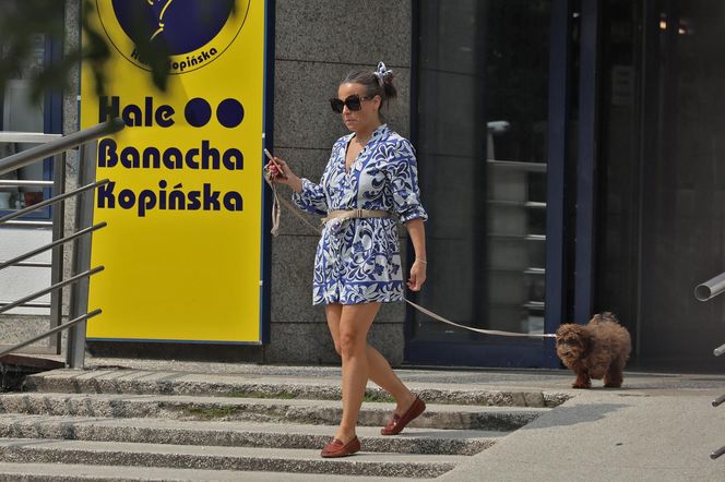 Anna Mucha nawadnia psa