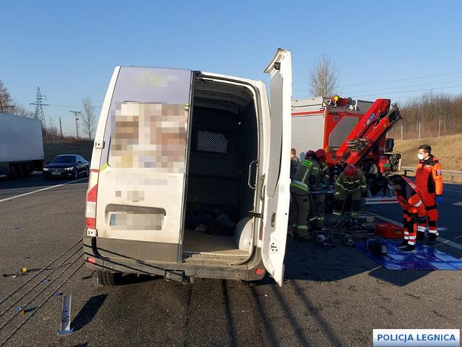 Wypadek na S3 pod Jaworem. Bus uderzył w ciężarówkę  