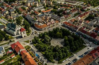 To miasto w Świętokrzyskiem zachwyca jednym z piękniejszych rynków. Porównywane jest do Aten 