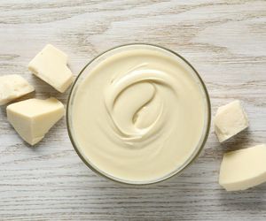 Tylko 2 składniki, tylko 5 minut – ta polewa z białej czekolady podkręci smak każdego ciasta i deseru!