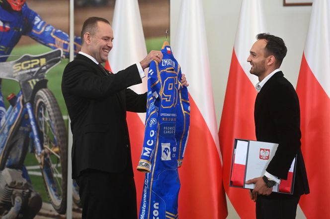 Prezydent RP Karol Nawrocki oraz indywidualny i drużynowy mistrz świata na żużlu Bartosz Zmarzlik