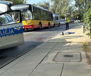 Czołowe zderzenie autobusu miejskiego z rowerzystą w Warszawie. Niedawno zginęły tam trzy osoby