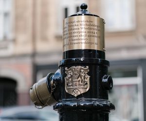 Przy ulicy Kraszewskiego upamiętniono tragicznie zmarłych strażaków. Tablica pojawiła się w nietypowym miejscu [ZDJĘCIA]