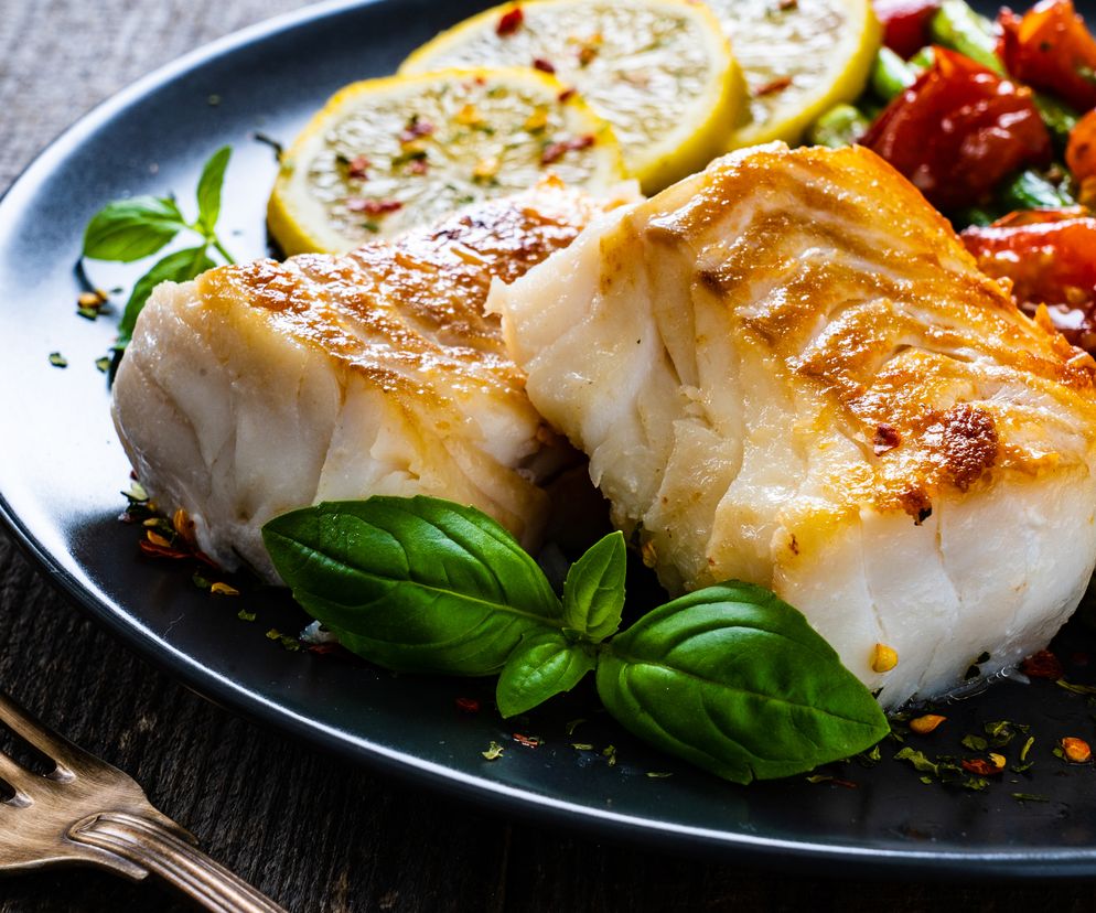 Pieczony dorsz marynowany w miodzie: łatwy przepis na soczystą polędwicę z dorsza