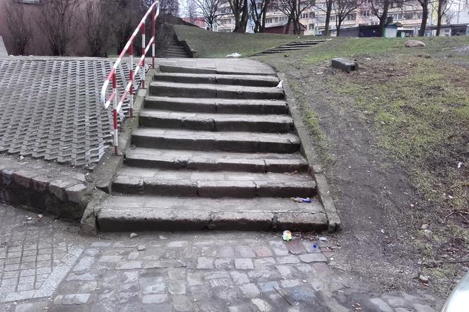 Zniszczone schody przy ul. Wyszyńskiego
