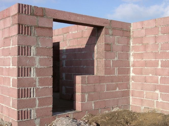 Bloczki i pustaki z keramzytu – sposób na suche, oddychające i ciche ściany zewnętrzne