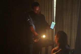 M jak miłość odc. 1844. Martyna (Magdalena Turczeniewicz), gangster Robert (Kamil Drężek)