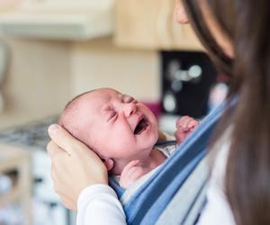 Ten dźwięk przy oddechu niemowlęcia to dla pediatry sygnał alarmowy. Uwaga, bo łatwo go pomylić