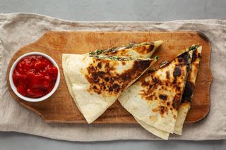 Doskonała tortilla na bogato. Ze szpinakiem i fetą smakuje obłędnie 