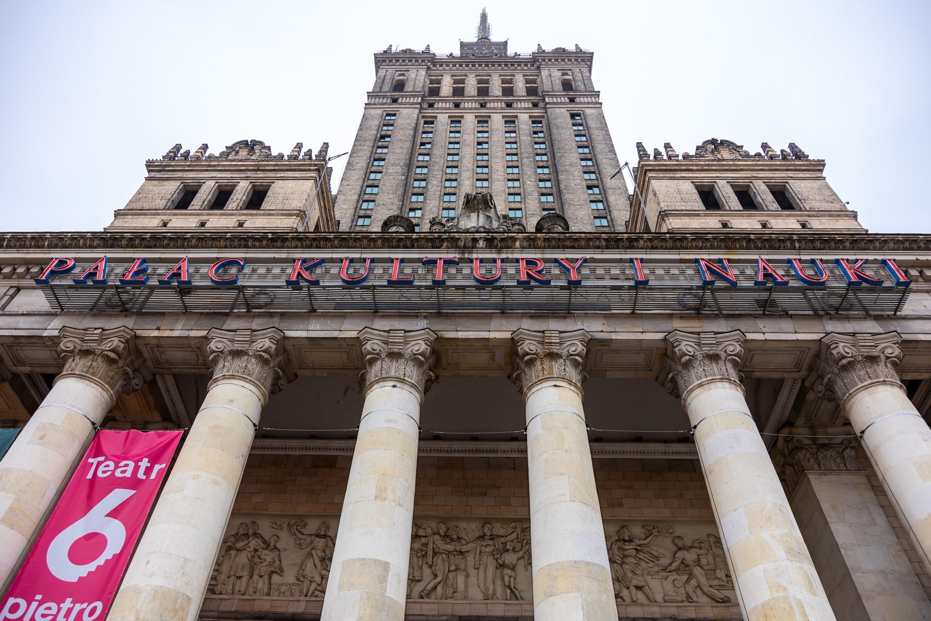 Zobacz najbrudniejsze warszawskie budynki - zdjęcia. Wypiękniałyby, gdyby je umyć
