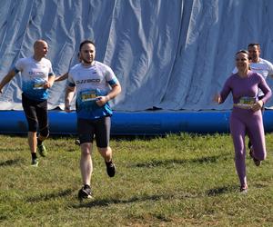 Jump and Run 2023 w Bydgoszczy. Bieg z dmuchanymi przeszkodami przyciągnął tłumy