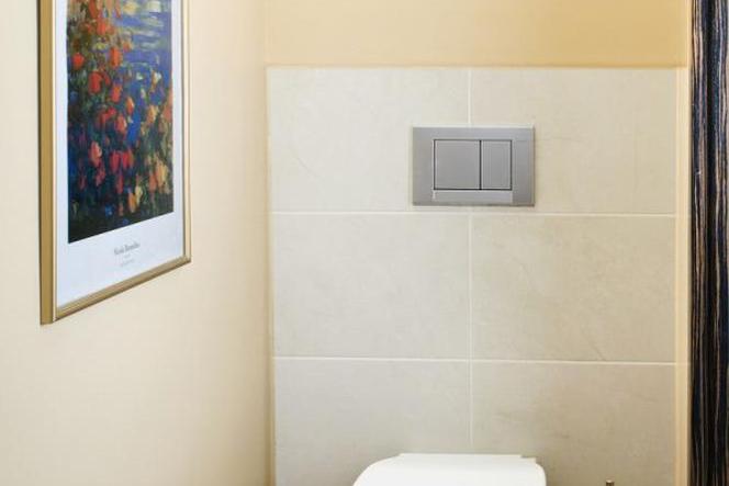 Jak urządzić łazienkę: mała łazienka pełna blasku