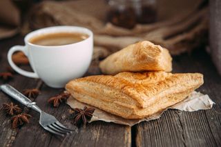 Biorę ciasto francuskie i twaróg. Te chrupiące ciastka to strzał w dziesiątkę 