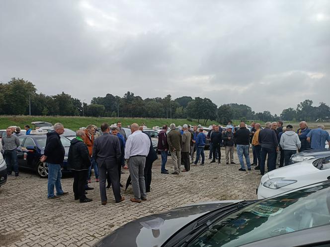 Tak wyglądał protest taksówkarzy w Warszawie. Boją się o swoje wypłaty!