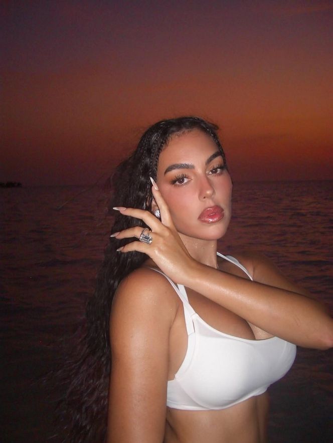 Narzeczona Cristiano Ronaldo w skąpym stroju biegała po plaży