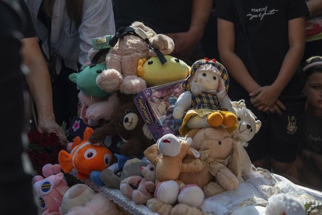 Rakiety Putina zabiły 2-latkę w ramionach mamy! Zdjęcia z pogrzebu ściskają za serce