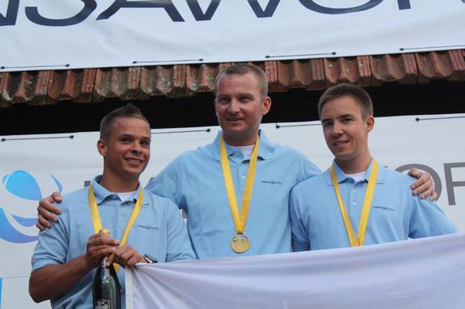 Od lewej Rafał Becker, Piotr Tarnacki i Krzysztof Mongird ze złotymi medalami 