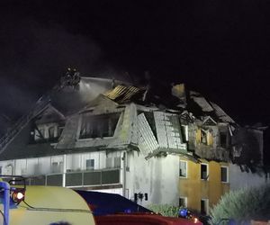Pożar w Ząbkach. Strażacy przeszukują pogorzelisko